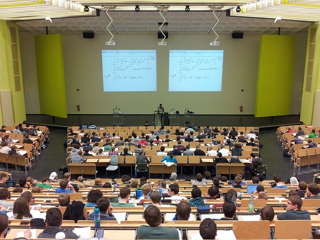 a college full of students for art therapy